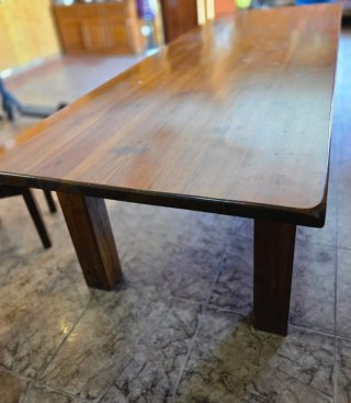 Mesa y escaño de madera maciza