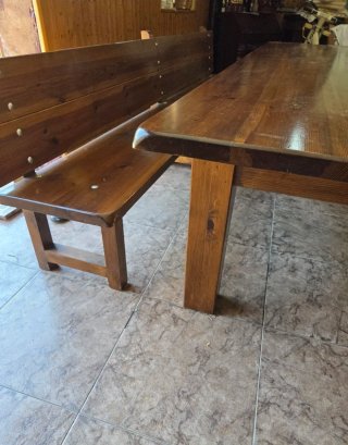 Mesa y escaño de madera maciza