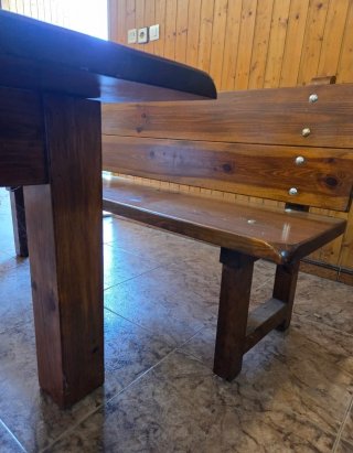Mesa y escaño de madera maciza