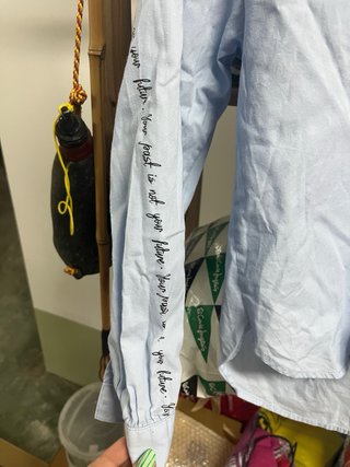 Camisa azul celeste con texto