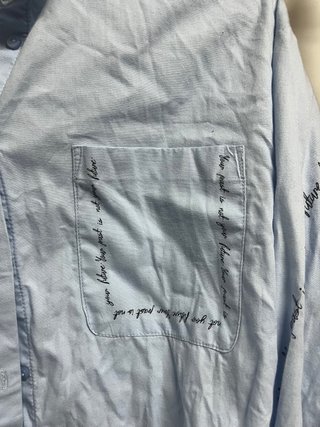 Camisa azul celeste con texto