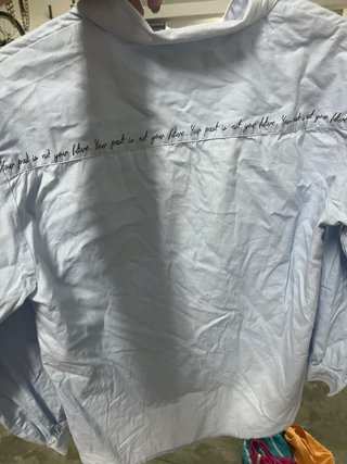 Camisa azul celeste con texto