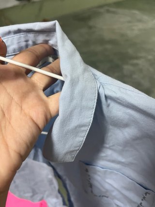 Camisa azul celeste con texto