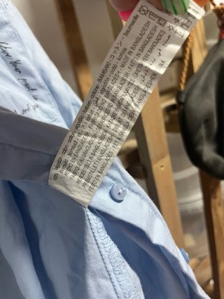 Camisa azul celeste con texto