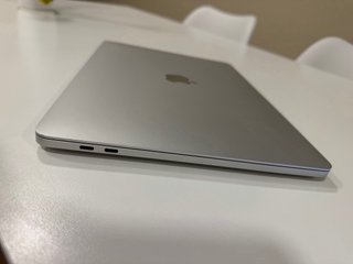 MacBook Pro M2 Argento