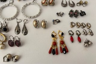 Pendientes antiguos LEER