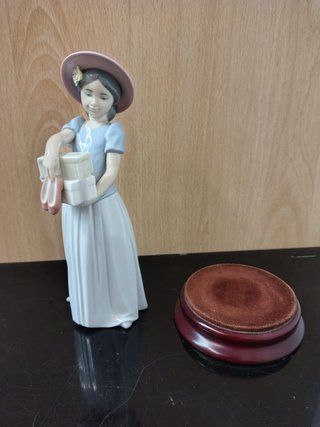 Figura de porcelana Lladró "Zapatos Nuevos"