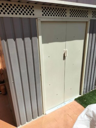 Caseta de jardín metálica beige y gris