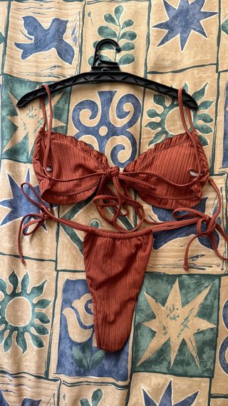Bikini marrón con tiras