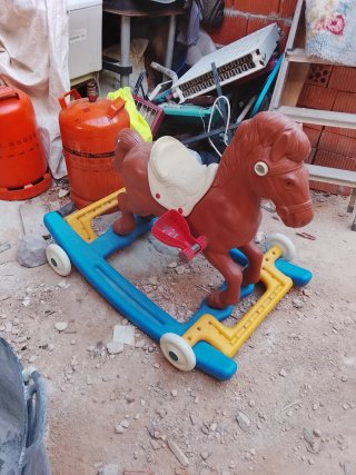 Caballo balancín infantil