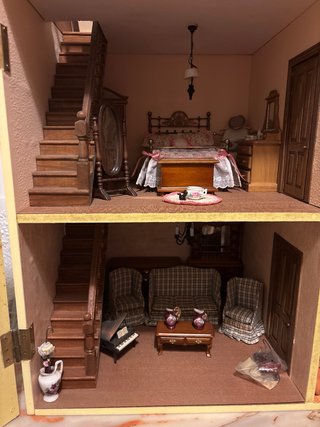 Casita de muñecas amueblada estilo clásico