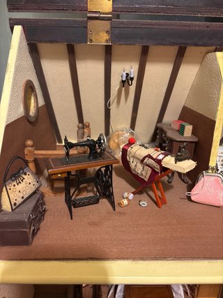 Casita de muñecas amueblada estilo clásico