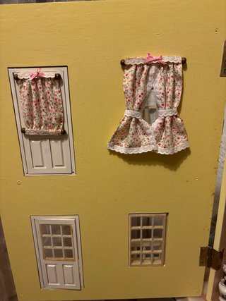 Casita de muñecas amueblada estilo clásico