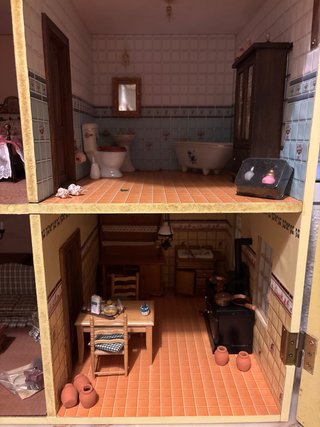 Casita de muñecas amueblada estilo clásico