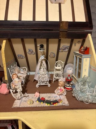 Casita de muñecas amueblada estilo clásico