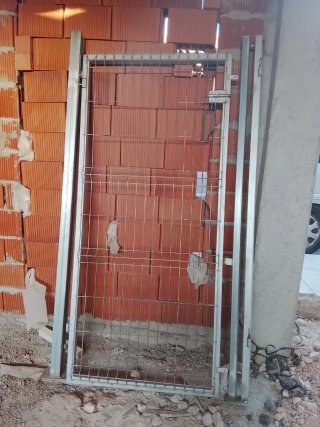 Puerta metálica de malla