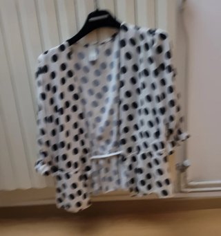 Camicia aperta a pois bianchi e neri