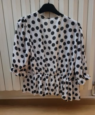 Camicia aperta a pois bianchi e neri