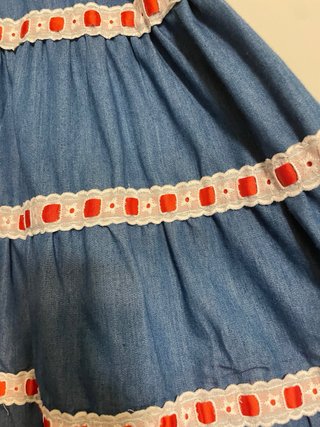 Falda vaquera con vuelo y detalles rojos