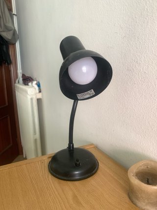 Escritorio de madera con lámpara