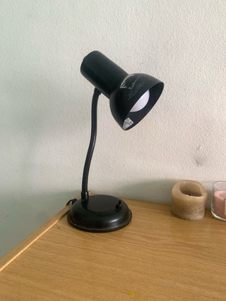 Escritorio de madera con lámpara