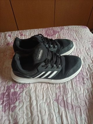 Zapatillas Adidas Negras y Blancas