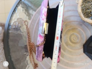 Bolso de mano con cadena floral