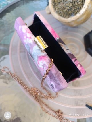 Bolso de mano con cadena floral
