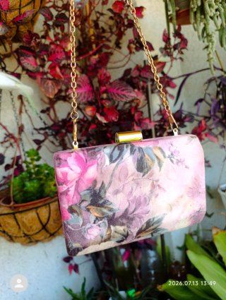 Bolso de mano con cadena floral