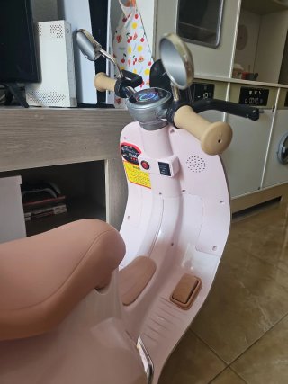Moto Eléctrica Infantil Rosa Estilo Scooter