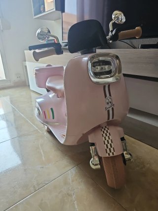Moto Eléctrica Infantil Rosa Estilo Scooter