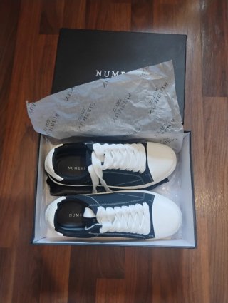 Zapatillas Numeris Negras y Blancas
