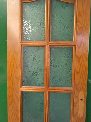Puerta de madera con cristal decorado