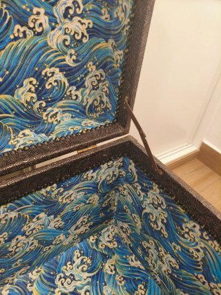 Baúl redecorado con olas azules estilo japones