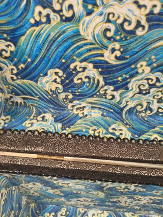 Baúl redecorado con olas azules estilo japones