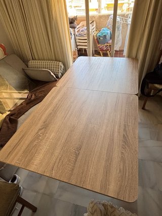 Mesa de madera con cristal