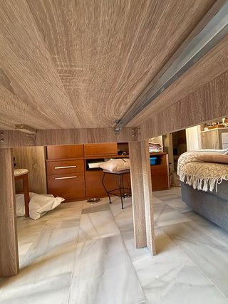 Mesa de madera con cristal