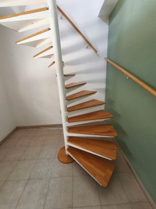 Escalera caracol interior madera y metal