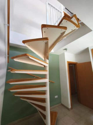 Escalera caracol interior madera y metal