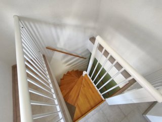Escalera caracol interior madera y metal