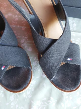 Sandalias Tommy Hilfiger Negras y ribete beig