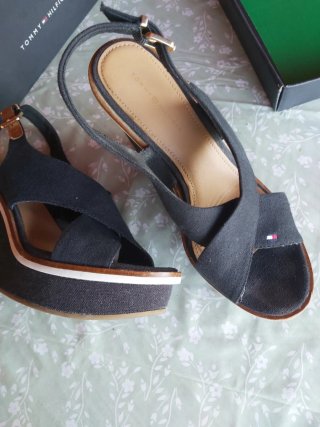 Sandalias Tommy Hilfiger Negras y ribete beig