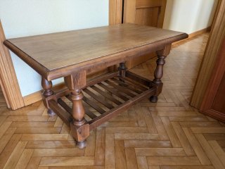 Mesa baja de madera rústica