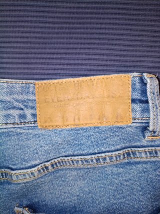 Vaqueros cortos rotos azules hombre Bershka