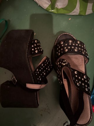 Sandalias plataforma tachuelas negras