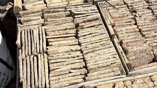 Ladrillos de adobe antiguos recuperados