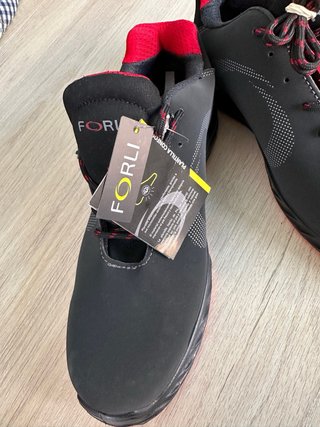 Botas de seguridad negras y rojas talla 45