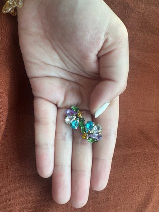 Orecchini con cristalli colorati