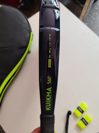 Pala pádel KUIMKA con su funda y cintas recambio