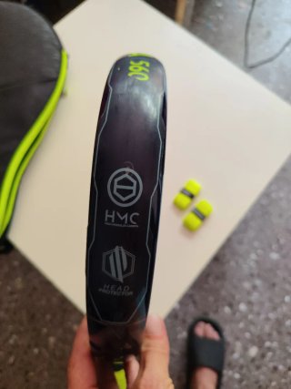 Pala pádel KUIMKA con su funda y cintas recambio